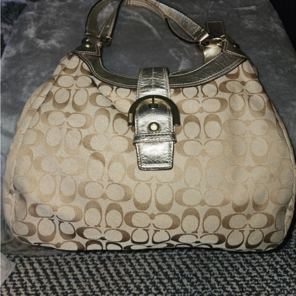 Like New Coach medium sized bag. Stunning handbag metallic gold